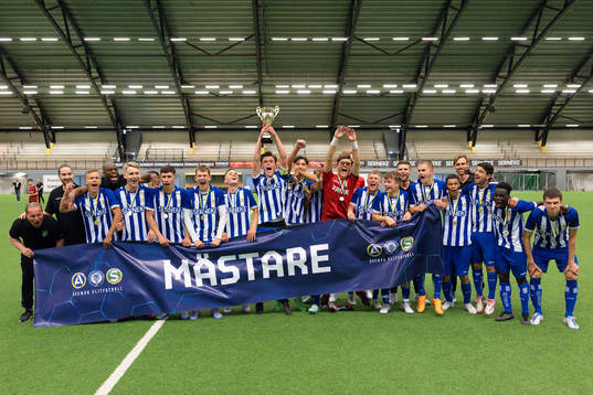 IFK Göteborgs spelare jublar med pokalen