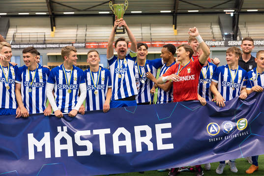 IFK Göteborgs spelare jublar med pokalen