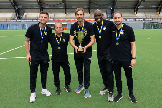 IFK Göteborgs ledare jublar med pokalen