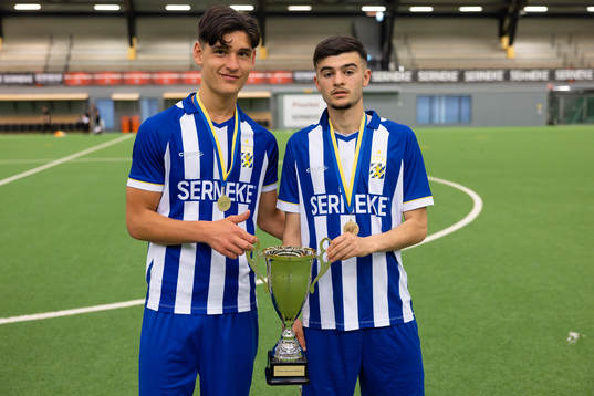 IFK Göteborgs Leon Dusi och Melvin Koliqi med pokalen