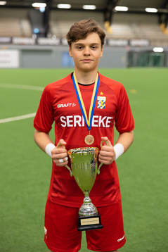 IFK Göteborgs målvakt Linus Dahlgren med pokalen