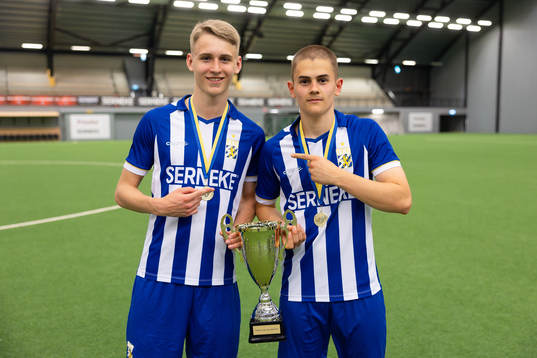 IFK Göteborgs spelare med pokalen