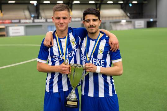 IFK Göteborgs spelare med pokalen