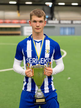 En IFK Göteborgs spelare med pokalen