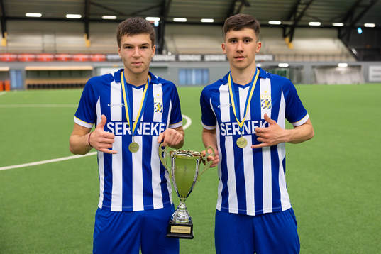 IFK Göteborgs spelare med pokalen
