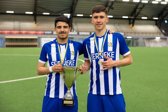 IFK Göteborgs spelare med pokalen