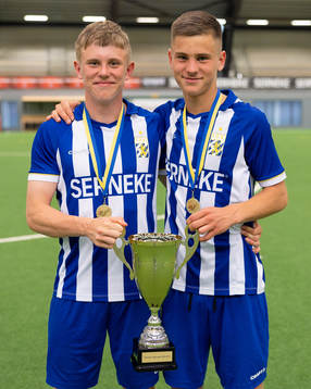 IFK Göteborgs spelare med pokalen