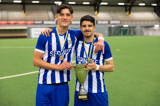 IFK Göteborgs Leon Dusi och Melvin Koliqi  med pokalen