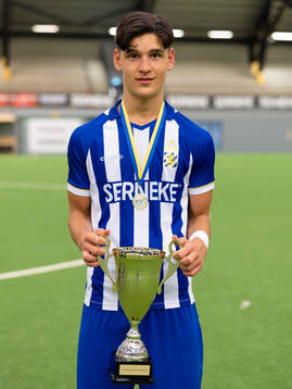 IFK Göteborgs Leon Dusi med pokalen