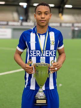 IFK Göteborgs Ben Magnusson med pokalen