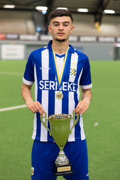 IFK Göteborgs Melvin Koliqi med pokalen