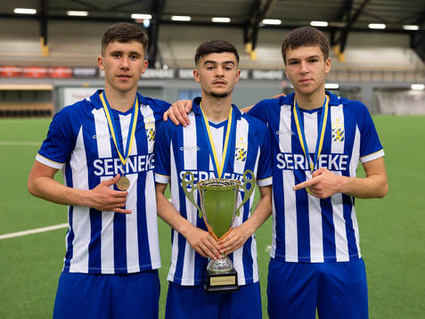 IFK Göteborgs spelare med pokalen