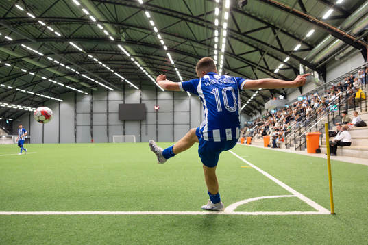 IFK Göteborgs Leo Radakovic slår en hörna