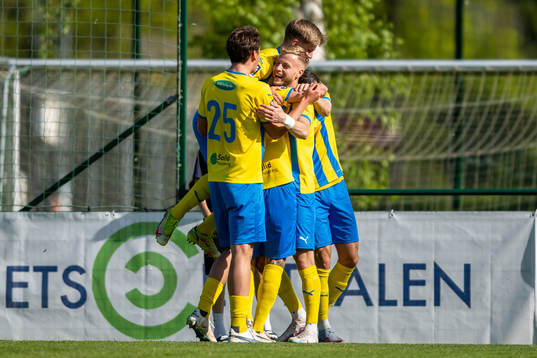 Eskilsminne IFs Oliver Åkerman jublar