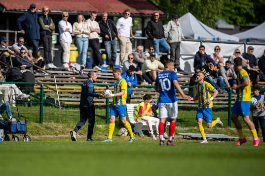 Eskilsminne IFs tränare Patrik Ingelsten i samspråk med