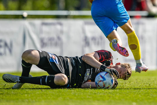 Åtvidabergs FFs målvakt Hugo Claesson kamp med