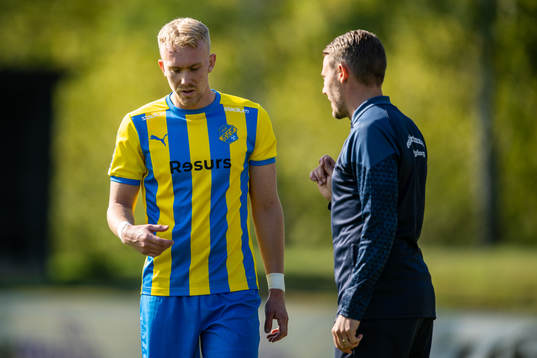 Eskilsminne IFs Robin Wendin Thomasson i samspråk med