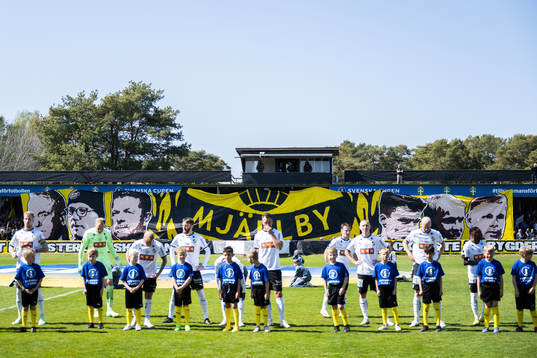 Mjällbys supportrar med tifo