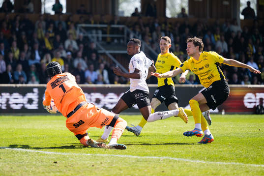 Häckens Benie Adama Traore mot Mjällbys målvakt Noel