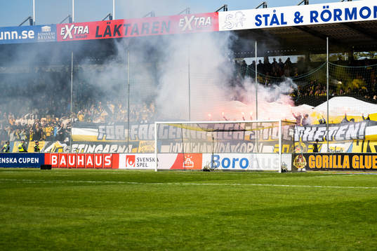 Häckens supportrar med tifo