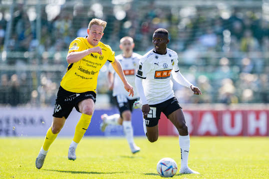 Mjällbys Herman Johansson och Häckens Akoua Romeo Amane