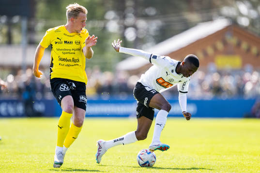 Mjällbys Herman Johansson och Häckens Akoua Romeo Amane