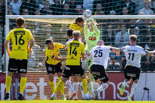 Mjällbys Tom Pettersson och Häckens målvakt Peter