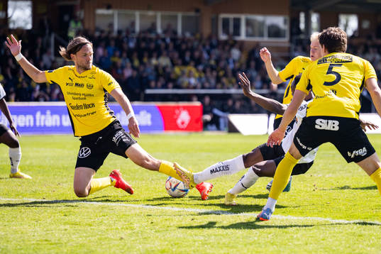 Mjällbys Tom Pettersson mot Häckens Benie Adama Traore