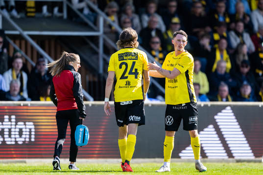 Mjällbys Tom Pettersson lämnar planen