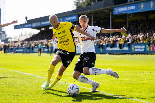 Mjällbys Viktor Gustafson och Häckens Kristoffer Lund