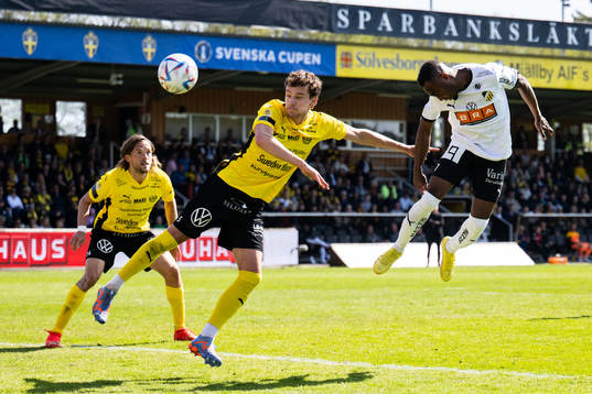 Mjällbys Colin Rösler och Häckens Benie Adama Traore