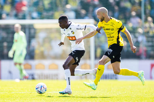 Häckens Akoua Romeo Amane och Mjällbys Viktor Gustafson