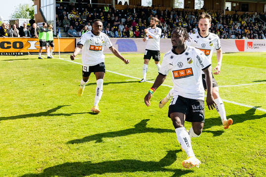 Häckens Ibrahim Sadiq jublar