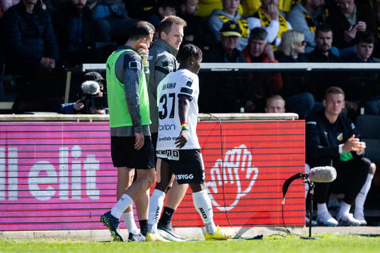 Häckens Ibrahim Sadiq lämnar planen skadad