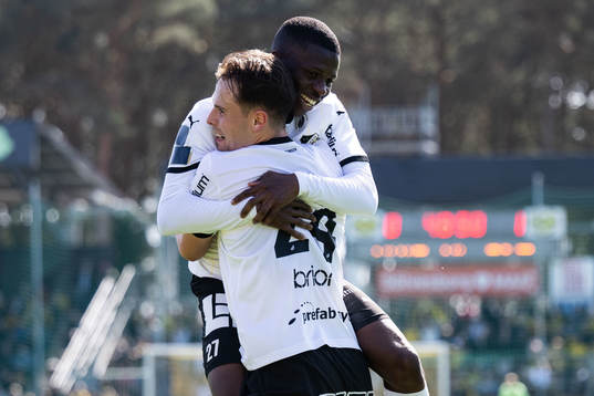 Häckens Akoua Romeo Amane och Lars Olden Larsen jublar