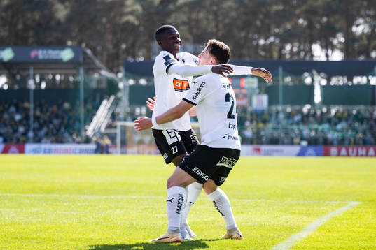 Häckens Lars Olden Larsen och Akoua Romeo Amane jublar