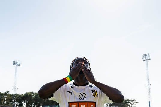 Häckens Ibrahim Sadiq jublar
