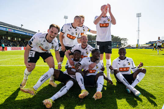 Häckens Ibrahim Sadiq jublar med lagkamrater