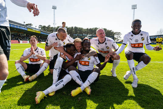 Häckens Ibrahim Sadiq jublar med lagkamrater