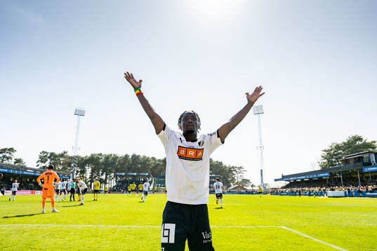 Häckens Ibrahim Sadiq jublar