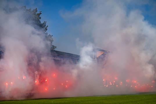Mjällbys supportrar med bengaliska eldar