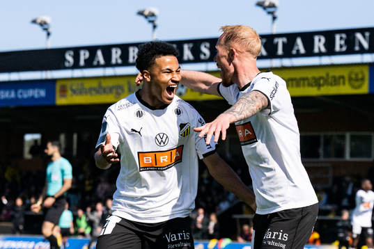 Häckens Mikkel Rygaard Jensen jublar med Momodou Lamin