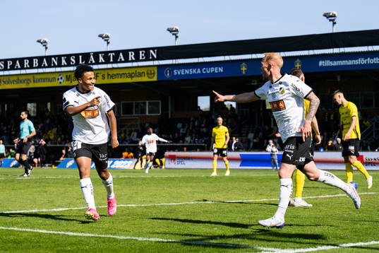 Häckens Mikkel Rygaard Jensen jublar med Momodou Lamin