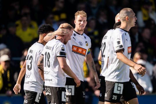 Häckens Mikkel Rygaard Jensen jublar med Samuel Gustafson