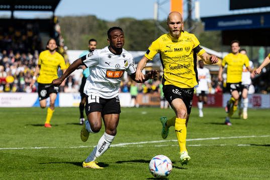 Häckens Benie Adama Traore och Mjällbys Viktor Gustafson