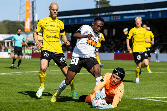 Häckens Benie Adama Traore mot Viktor Gustafson och