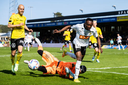 Häckens Benie Adama Traore mot Mjällbys målvakt Noel