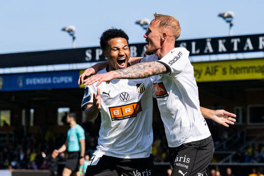 Häckens Mikkel Rygaard Jensen jublar med Momodou Lamin