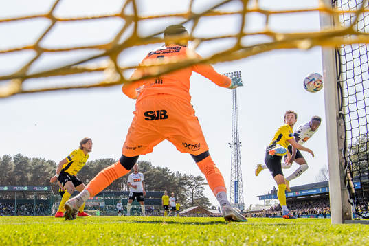 Mjällbys Colin Rösler och Häckens Benie Adama Traore
