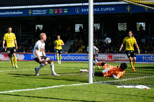 Häckens Mikkel Rygaard Jensen gör 0-3 bakom Mjällbys